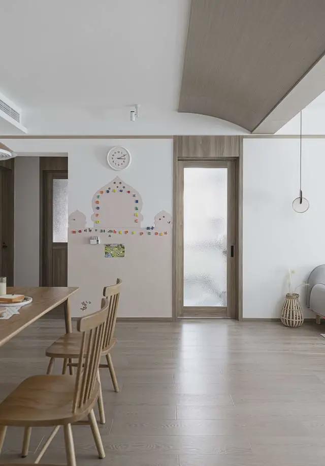 主卧|“穷装”反而更干净舒适，103㎡色调高度统一，耐看极了