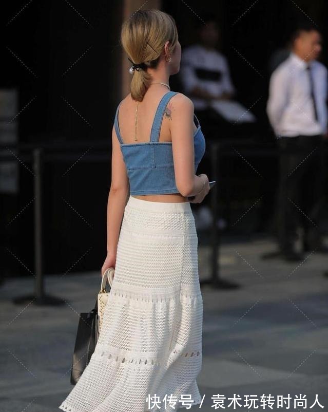网纱 蓝牛仔背心,搭配白色网纱,变身时尚达人!