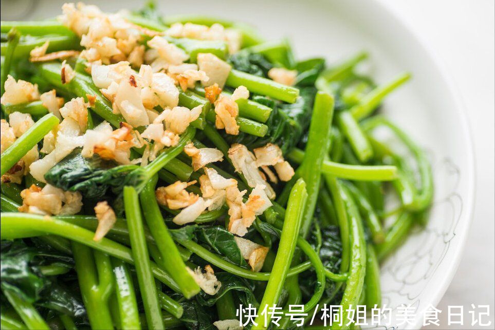 红薯叶|炒红薯叶有窍门，不能直接下锅炒，谨记1个秘诀，出锅爽脆不发黑