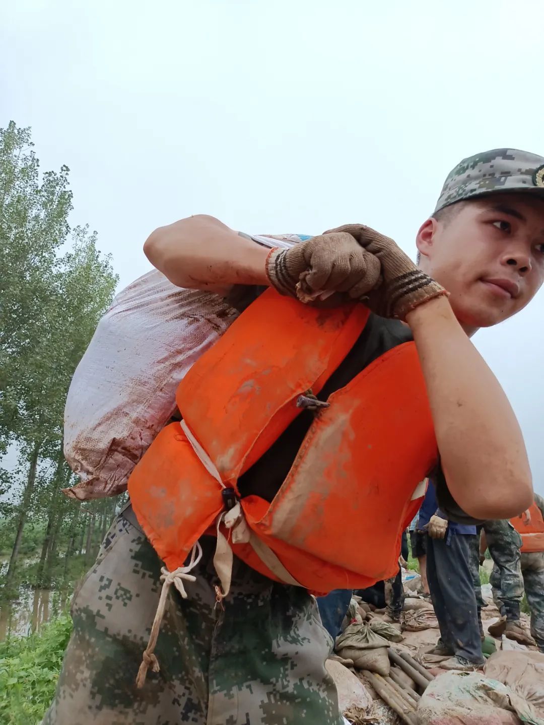 铁汉|19张抗洪图，让人泪目……