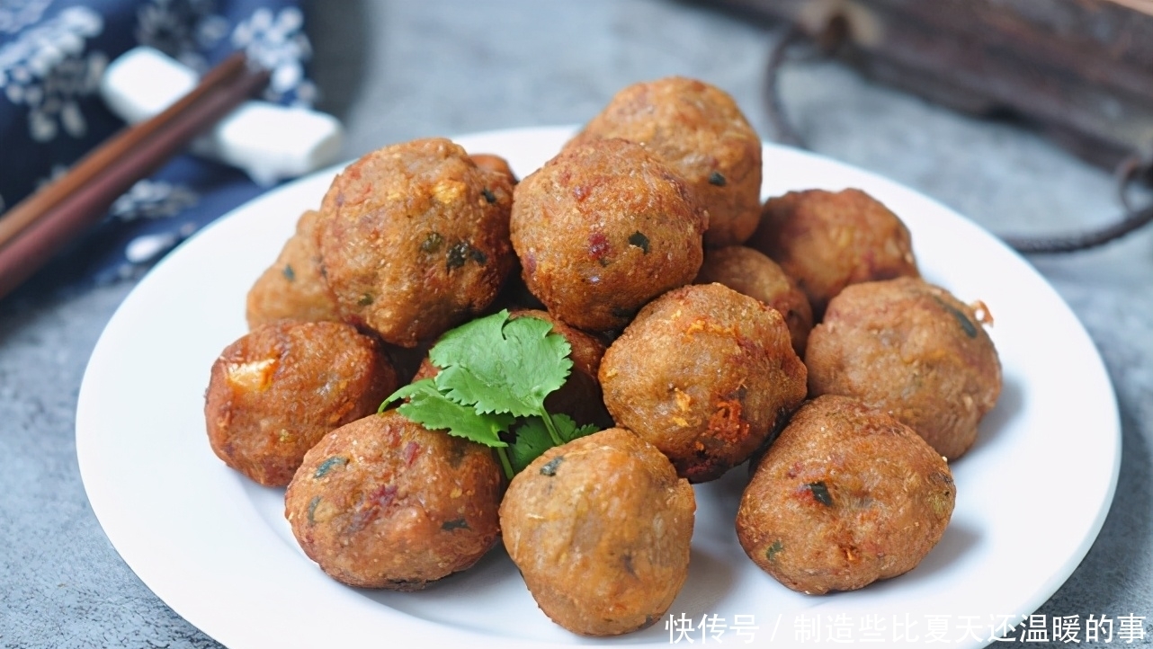 年菜少不了炸丸子,大厨教你一招,3块钱能炸1大盆,那叫一个酥香