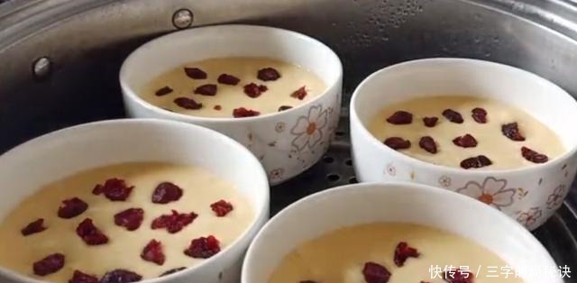 简单|一碗玉米面两个鸡蛋,简单一搅,放锅里一蒸,比蛋糕还好吃