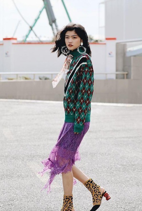 破洞牛仔裤 破洞牛仔裤搭配黑色皮质短靴,时尚靓丽,酷飒有型