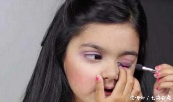 技术|4岁小女孩化妆技术逆天,抹眼影打粉底让阿姨们都自愧不如
