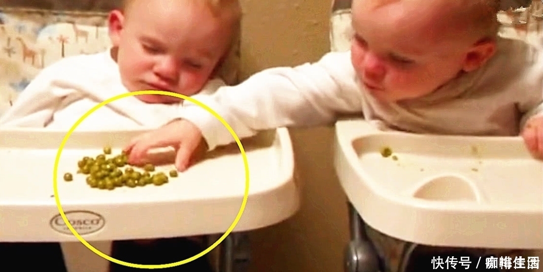 双胞胎|双胞胎哥哥看弟弟睡着了，赶紧偷吃他的饭，得意的小表情爸妈笑喷