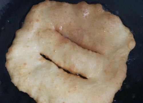简单|教你用面粉做炸油饼,又香又软,比油条还好吃,做法超简单