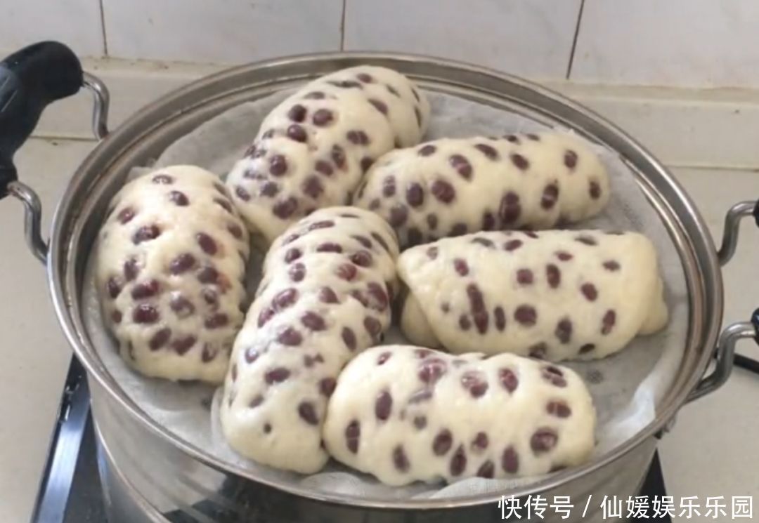  松软|红豆的另类做法，层层松软，营养又美味，隔三差五做给家人吃！