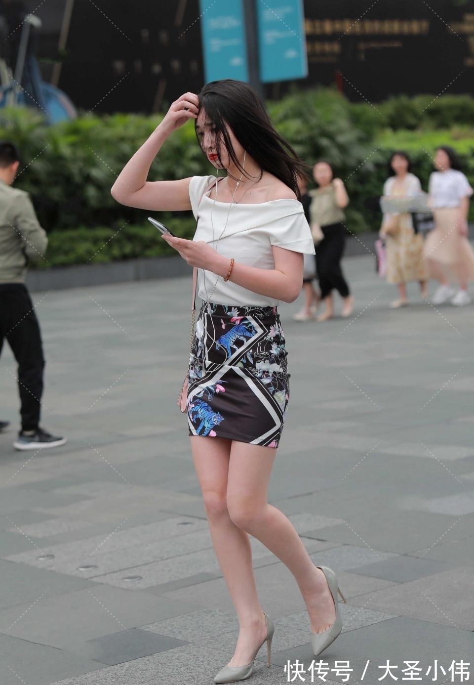 玩耍|美女街拍:一群微胖女孩大街上玩耍,太有料了,看完想结婚,不知道有机会吗