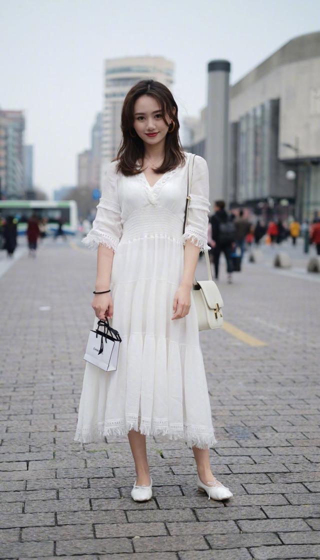 街拍:小姐姐身穿粉红色百褶裙,亮丽又大气,更显青春活力范