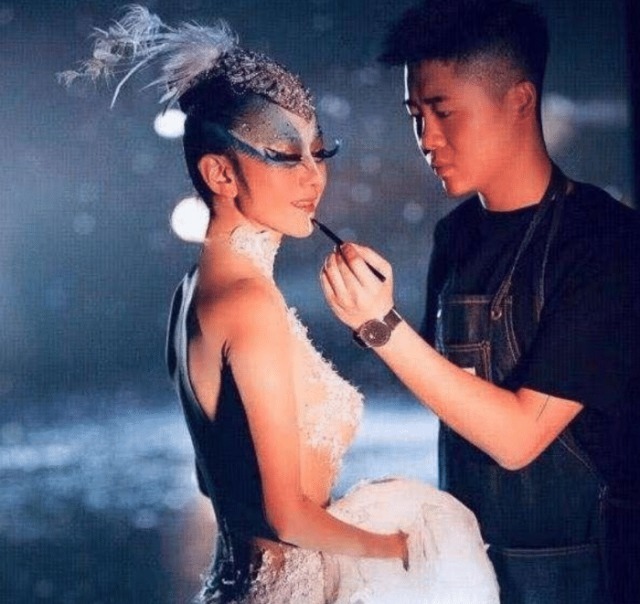 杨萍&杨丽萍为舞台效果有多拼?衣服是画上去的,网友:为艺术牺牲太多