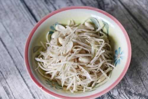 晚餐老妈做了两菜一汤，好吃不贵，简单营养接地气，3口人吃撑了