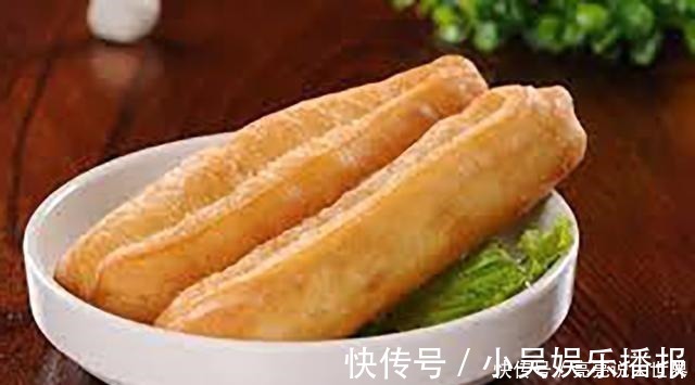 油条店大厨教你炸油条,不放酵母,个个金黄酥脆,凉了也是软乎的