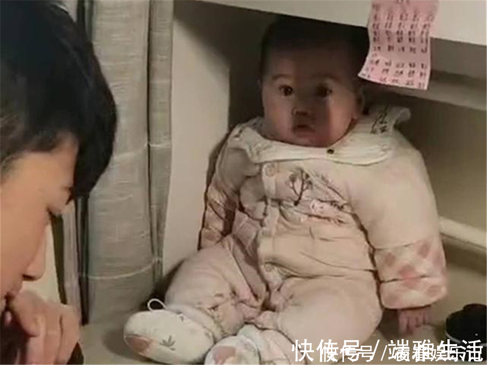 书桌|哥哥做试卷被难倒,把妹妹拎来当“吉祥物”,妹妹乖巧模样萌翻了