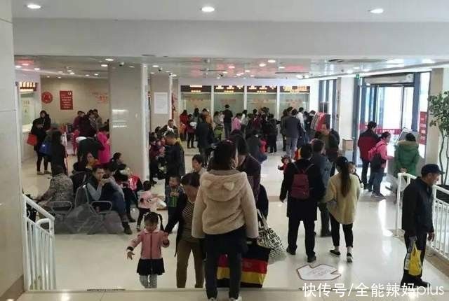 家长|儿子半夜发烧,医院排800多号宝妈愤怒投诉,医生:无理取闹