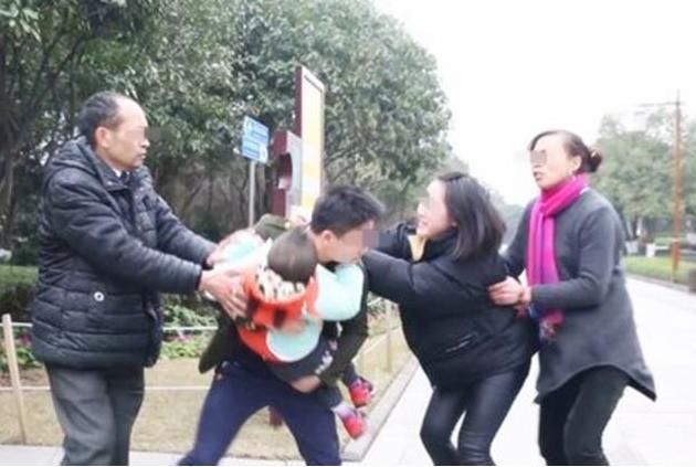 孩子|5岁孩子被人贩子拐走,一小时后找到,父母差点不认识,多亏了鞋