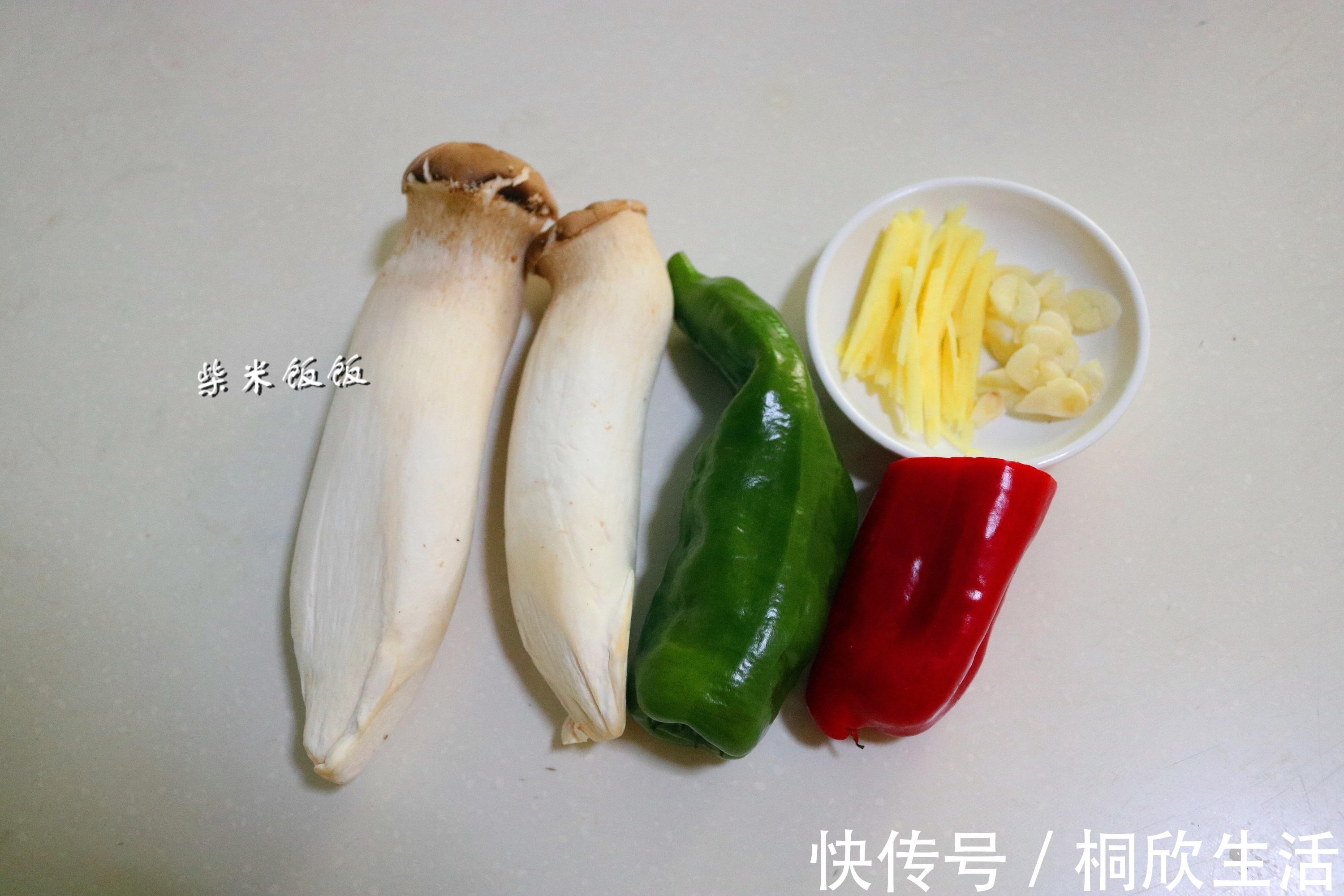 鲜香|杏鲍菇这样炒，不放肉也鲜香，我家两天炒一次，上桌就光盘