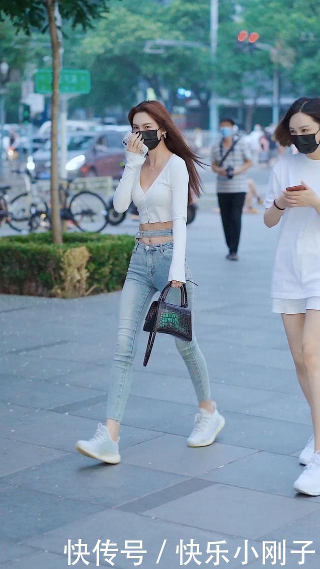 白色的T恤,不仅秀出迷人的锁骨,还展现出身体娇柔骨感