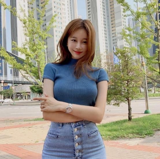 小姐姐诗情画意,聪慧范十足,优雅又魅惑