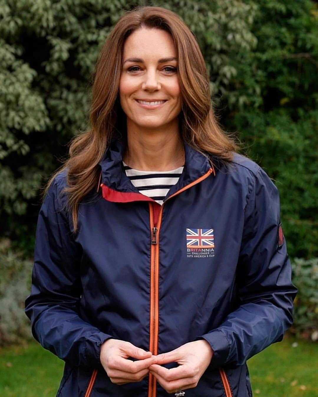 凯特王妃美得惊艳,穿红色大衣配格纹围巾经典时髦,气场全开