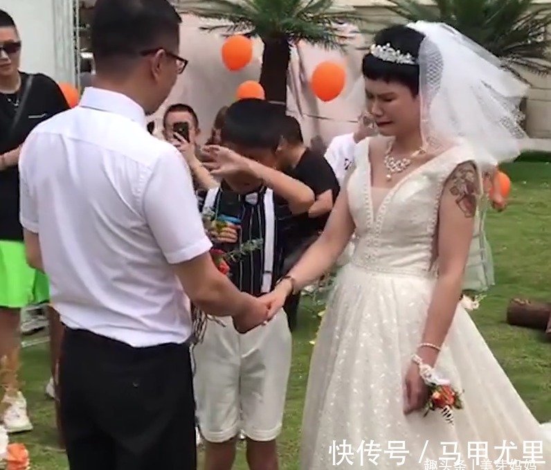 一番话|12岁男孩参加妈妈二婚典礼,一番话感动全场,妈妈哭成泪人