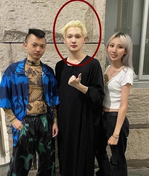 一瞬|上《跑男》不让染发，注意周震南咋掩盖金发的掉水里一瞬笑翻了