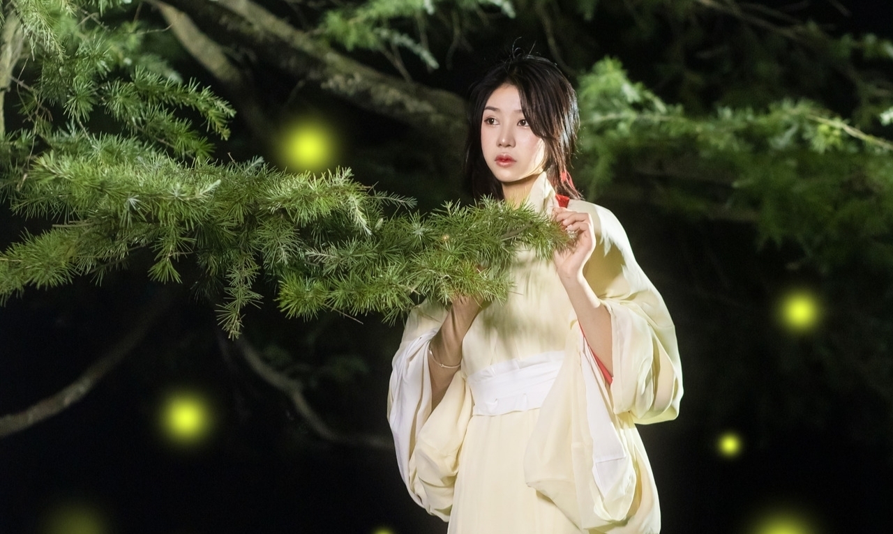 黄瓦@咏怀·七言格律:含苞恰似湖生笔,浮叶犹疑水浸袍