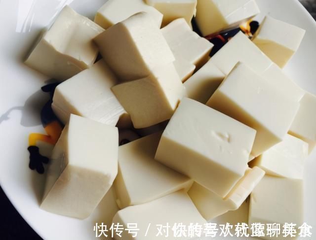 炖鱼汤时，记住“2放2不放”技巧，鱼汤奶白无腥味，鲜香十足