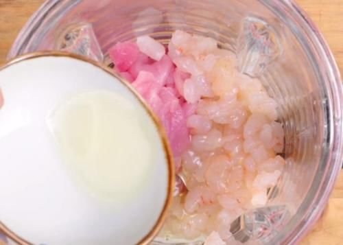 孩子爱吃的手工虾肉肠，烹饪简单，肉嫩味美，吃一次念念不忘