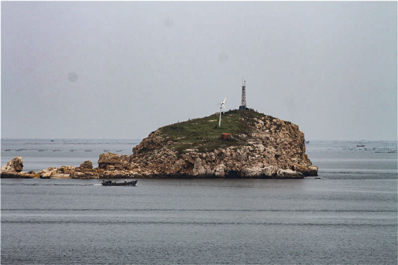 山光海色秀如画，群礁嶙峋水拍岸，海上幻境养马岛