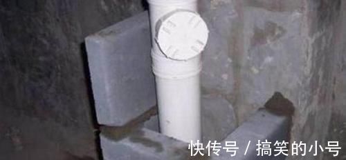 下水管|装修不要用这种淘汰的包下水管方法,工人做错了,立马让他重装