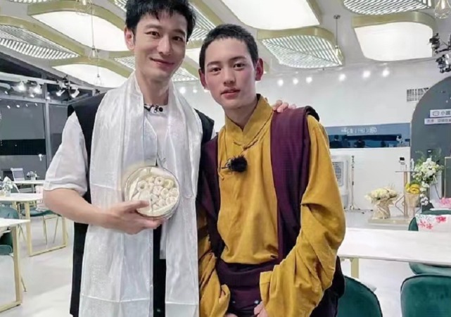 藏袍|丁真弟弟颜值超高!寸头穿藏袍现身《中餐厅》比哥哥白,帅气十足
