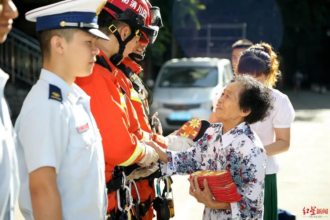 感谢信|“布鞋奶奶”走了，各地消防接力哀悼送别