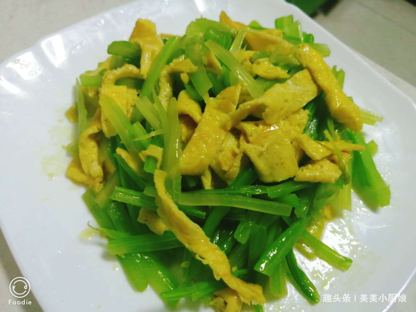 芹菜|这菜一炒就一大盘,鲜嫩可口,保护视力,关键很好吃