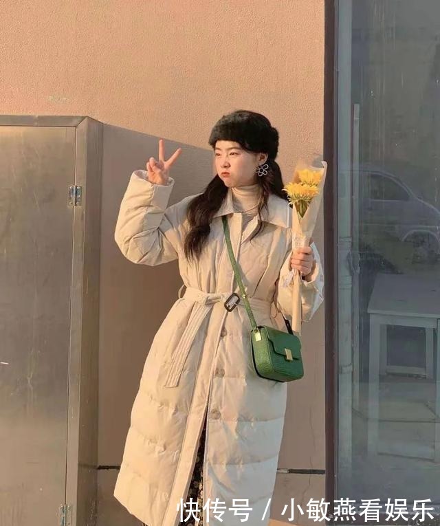 羽绒服+骑士靴,羽绒服+碎花裙,冬天这么穿又美又飒