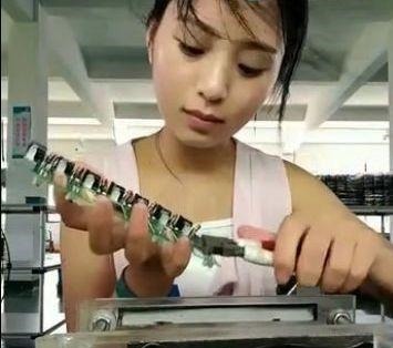 夜班|在“富士康”当中熬了7年的人, 如今变得怎么样 这位厂花告诉你！