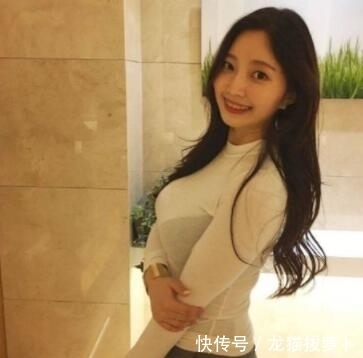  美女|美女街拍：时尚的紧身牛仔裤小姐姐，展现女人的甜美气息！