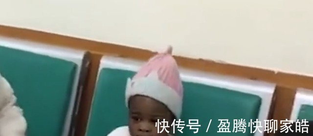 打针|山东男童医院打针偶遇非洲宝宝,俩娃对视后当场看懵,网友笑翻了