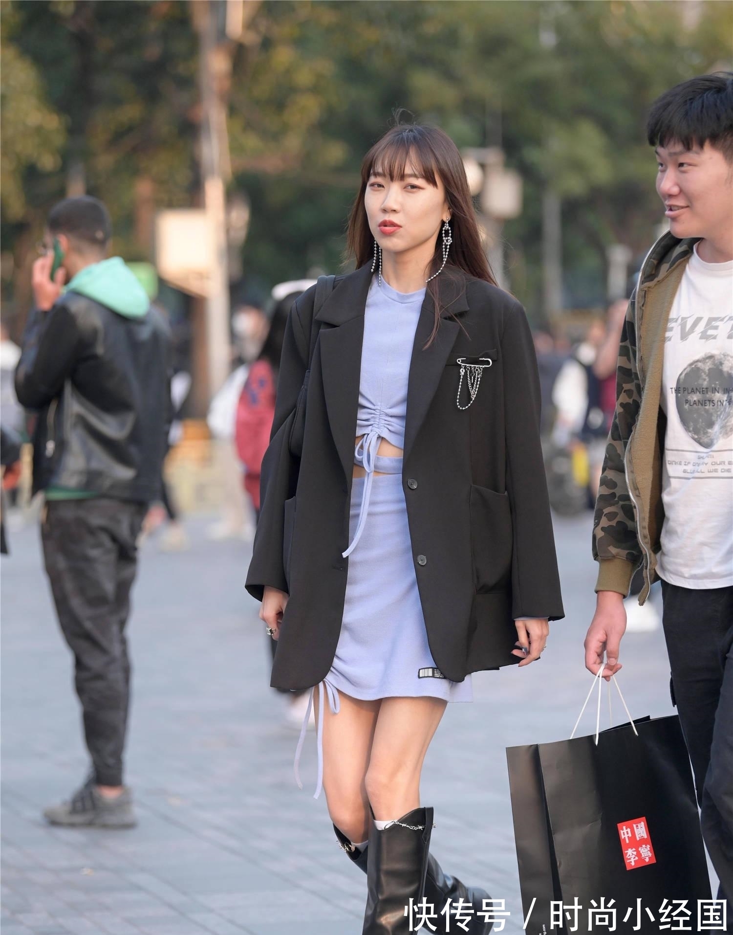 美女|时尚的姑娘还是喜欢皮靴,有质感,还穿出高级时尚美