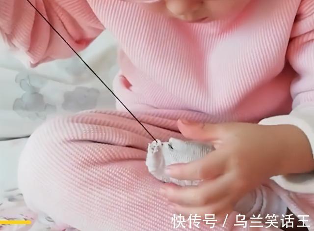袜子|新疆一萌娃戴眼镜补脚上破袜子,以为是装模作样妈妈凑近一看笑喷