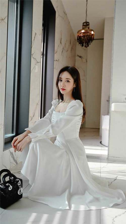 时尚女神孙允珠,飘逸云彩般白色仙气连衣裙,秒变珠仙儿