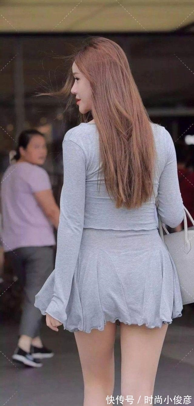 紧身|灰色紧身连衣裙,时尚美女穿上,有一种小家碧玉的感觉!