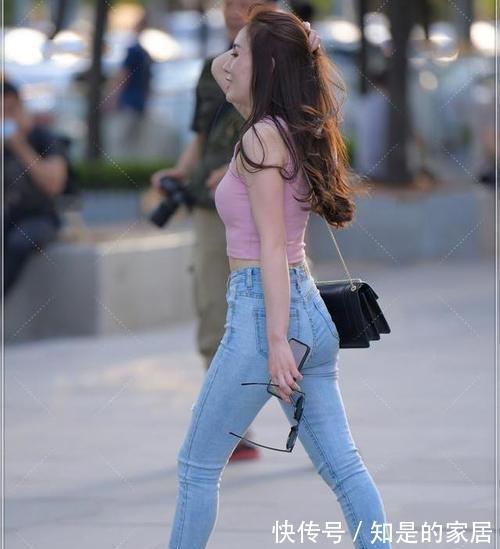 卡其色 美女脚上搭配一双同色系尖头高跟鞋,让她的大气也显得更加的高贵