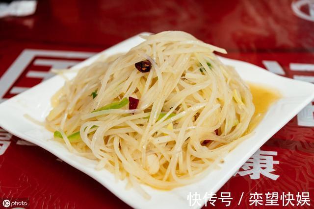炒土豆丝|炒土豆丝时，只用清水浸泡就错了！多加这一步，出锅后酸脆又可口