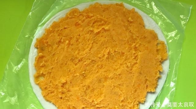  手抓饼的新吃法，包上红薯，一卷一切一烤，美味小甜点做好了