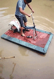 搞笑|搞笑GIF:少年这是三级跳比赛,不是跑步比赛,原谅我不厚道的笑了。