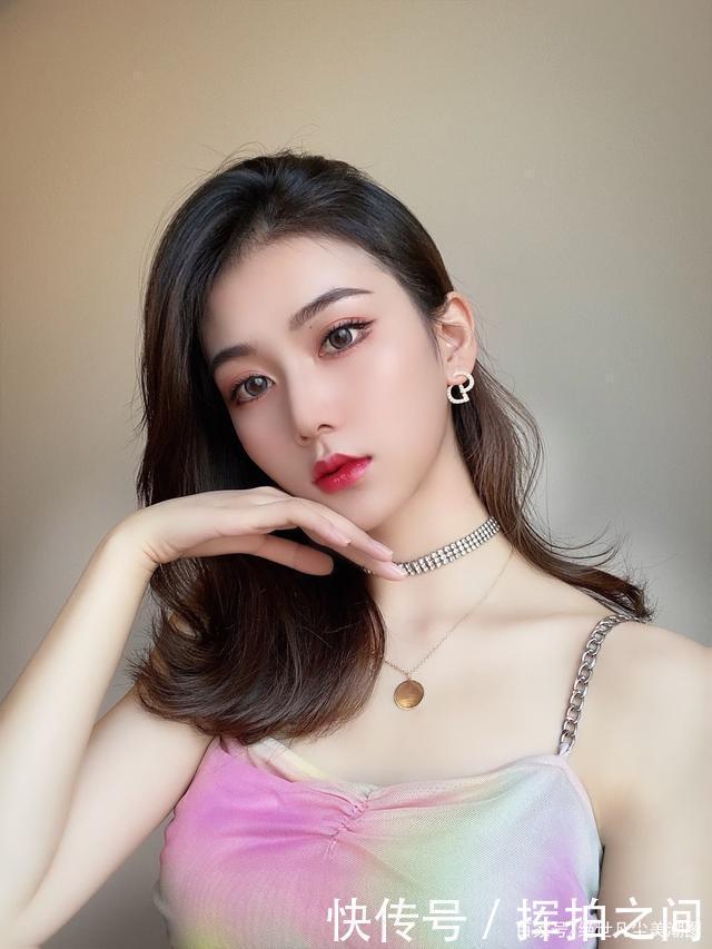 小姐姐穿七彩连衣包臀裙,展现非常迷人的腰线