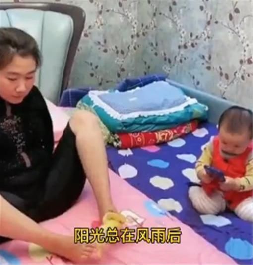 举动|“无臂妈妈”用脚喂儿子吃香蕉,下一秒孩子的举动,令宝妈落泪