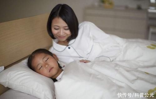 教授|孩子和谁睡觉就跟谁亲?李玫瑾教授:3岁前,孩子要和妈妈一起睡