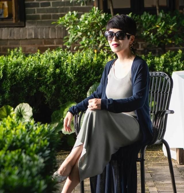 针织开衫 六十岁更要摆脱大妈感,学学她的减龄搭配术,穿出优雅的时髦范