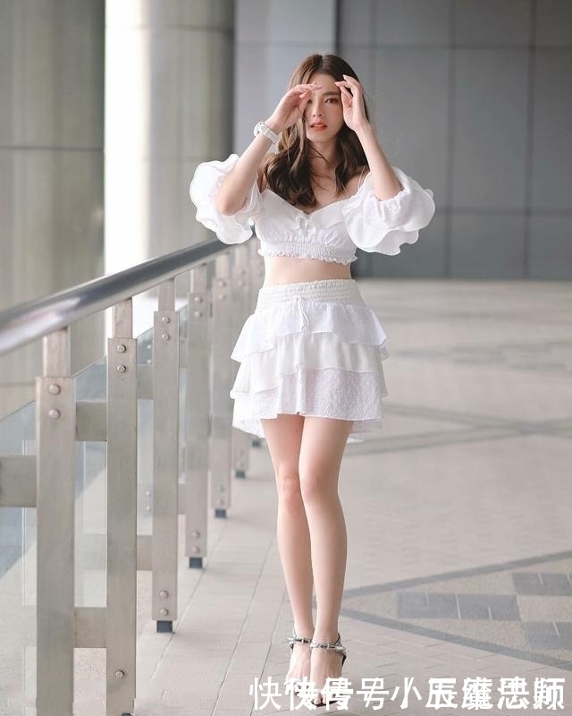 路人街拍,美女灰色休闲裤搭配挂脖式背心,行走间满满的青春活力